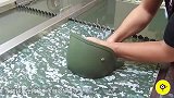 小伙把手放入水转印溶液，立刻变成花臂，这还能洗掉吗？