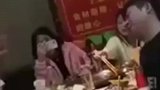 男女聚餐玩拍脸，一下比一下狠