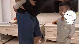 哥哥见爸爸背弟弟失落走开，背过一圈后，换哥哥上去
