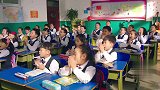 历史老师让学生收集春联，学生拿来的东西让老师尴尬无比