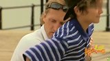 小男孩冲马桶，路人才发现椅子上竟有马桶