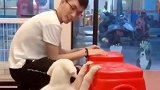 狗子有点儿模仿天赋吧，我家狗狗觉得是演的