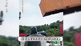 谢霆锋主演新片兼动作指导，十几米高空悬挂货柜上翻滚，场面惊险
