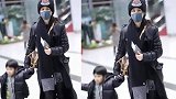 黄圣依携二儿子出机场黑眼圈严重，身家显赫难抵教子无方