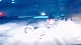 男孩雪天骑车突然摔倒，后车司机为避让选择撞墙。雪天出行注意安全