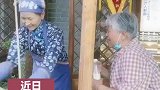 铺前的假人太逼真，老奶奶还上前搭话