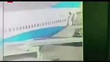爆新鲜-20171112-厦航女空乘返回机舱时从波音737上掉了下来