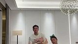 王大雷晒与女儿跳舞视频 韦世豪评论：有点卡哇伊了