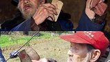 87岁的老兵名陈大权，把邱少云生前留下的唯一照片无偿捐给纪念馆。英雄