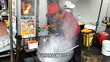 大叔左手炒裸条，卫生差却从不缺人排队，站小时，赚多