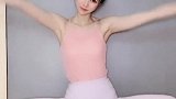 漂亮姑娘表演才艺，动作这么到位，一看就是练过瑜伽！