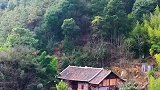 半山上的独户人家，通电不通公路，你能在这生活多久