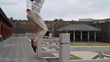 大哥实力演绎“轻功”，身轻如燕都不能形容他，不知道行家怎么看
