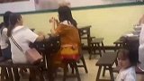 男子本想吓唬小妹妹的，结果小妹妹真的哭了