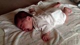 小宝宝趴在床上闭着眼睛在哭，这小模样真的太可爱了