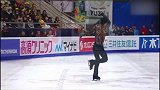羽生结弦拄双拐出席颁奖礼 “英雄”上场逆光背影引人落泪