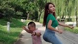 最近很火的小姐姐，小姐姐带袖珍老公跳舞，大长腿简直不要太惹眼