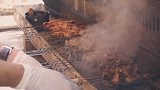 新疆物价贵？黄面烤肉3块钱份，这样焦黄冒油的烤肉你能撸几串