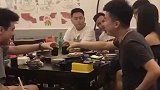 男子和好友喝酒，趁好友不备掏出香烟