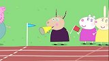 佩奇参加运动会，跑步尽管是最后一名，也得到了奖杯