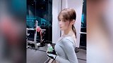 健身房野性美女出没!身材太好了