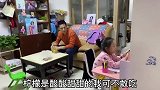 爸爸大口吃柠檬骗闺女说是甜的，闺女上当一口咬下去脸都变了!