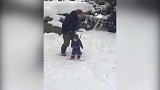 爸爸操碎了心 萌娃佛系滑雪