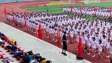 高一新生军训，一个教练训练全校学生，这效果让人震撼！