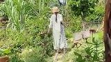 不要随便招惹女人，看看手里的东西，弄不好就倒霉了