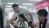 晶晶学习画猫始终不在状态  老师让春生多开导她