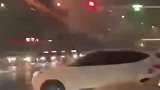 男子边开车边放烟花，下一秒就被交警教育了