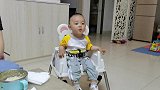 小孔宝饭后看电视可乖了，等爸爸妈妈吃完饭，咱在下来玩玩具哈