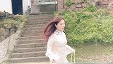 媒人介绍的，我承认我一见钟情沦陷了，今天又来乡下接她