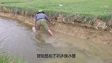 洪水退后，男子钻进河道旁的泥洞里，这下赚大了
