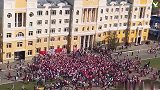 广场已被秘鲁球迷占领！数千人捶鼓呐喊助威声势浩大