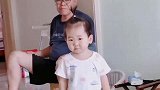摔东西被哥哥训斥，憋着小嘴站在一动不动，真是太搞笑了