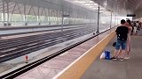 动车站里的高速列车，不愧是中国速度，这一路火花带闪电的！