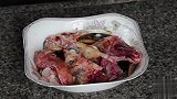 走地鸡焖鱼头加上半瓶啤酒，出锅鲜香味美，敢于尝鲜的建议试试