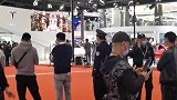 上海车展特斯拉遭遇维权后，保安拉警戒线封闭大面积展馆