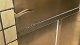 男生上课看其他书籍，被老师抓现行