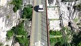 峡谷四百米高桥，无桥墩无斜拉绳索，却能称重四十五吨货车