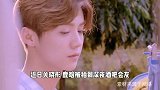 关晓彤鹿晗深夜酒吧会友，鹿晗喝醉走路摇晃，关晓彤陪同回家