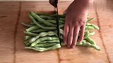 夏天我把豆角这样做，全家人抢着吃，不炒也不炖，比大鱼大肉还香