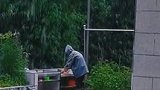 重庆：一男子带儿子回老家，父亲冒雨砍鸡，准备做鸡汤给他们吃
