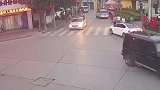 电动车闯红灯通过路口，未戴安全头盔，双双受伤，全责