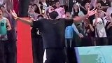 哈登中国行拒绝打伞冒雨签名
