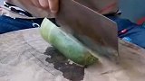 山东大哥利用两根筷子来配合切萝卜，下一秒竟然成了个灯笼！