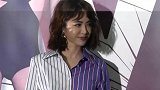 蔡依林穿毛绒大衣现身机场超保暖 对镜歪头露灿笑