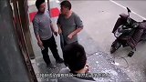 工人修玻璃门，哗啦一声都懵了，监控拍下笑岔气瞬间！