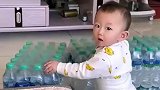爸爸花300元买30箱水，叠成矿泉水围栏！